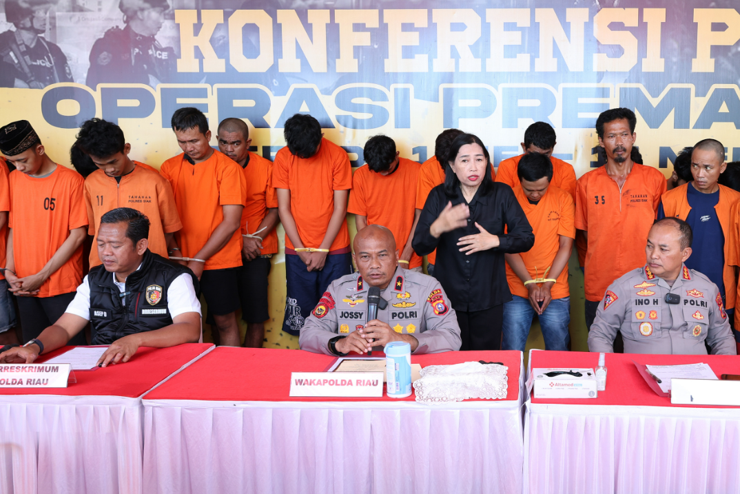 POLDA RIAU KONFERENSI PERS PENGUNGKAPAN KASUS PREMANISME/KEJAHATAN JALANAN HASIL OPERASI PEKAT LANCANG KUNING 2025
